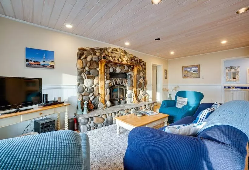 The Lighthouse: 3 Acre Port Orford Oceanfront Home