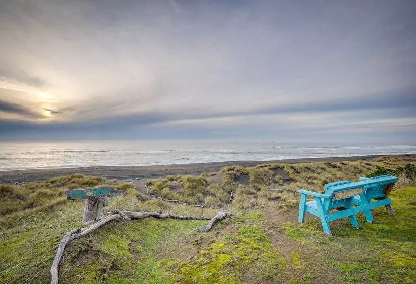 The Lighthouse: 3 Acre Port Orford Oceanfront Home