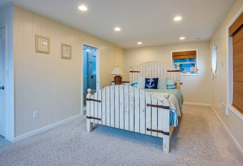 The Lighthouse: 3 Acre Port Orford Oceanfront Home