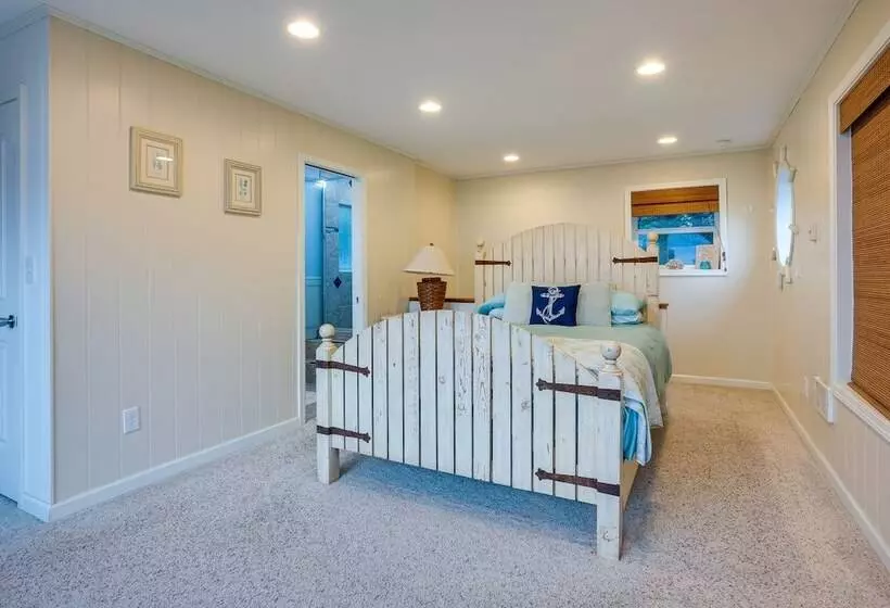 The Lighthouse: 3 Acre Port Orford Oceanfront Home