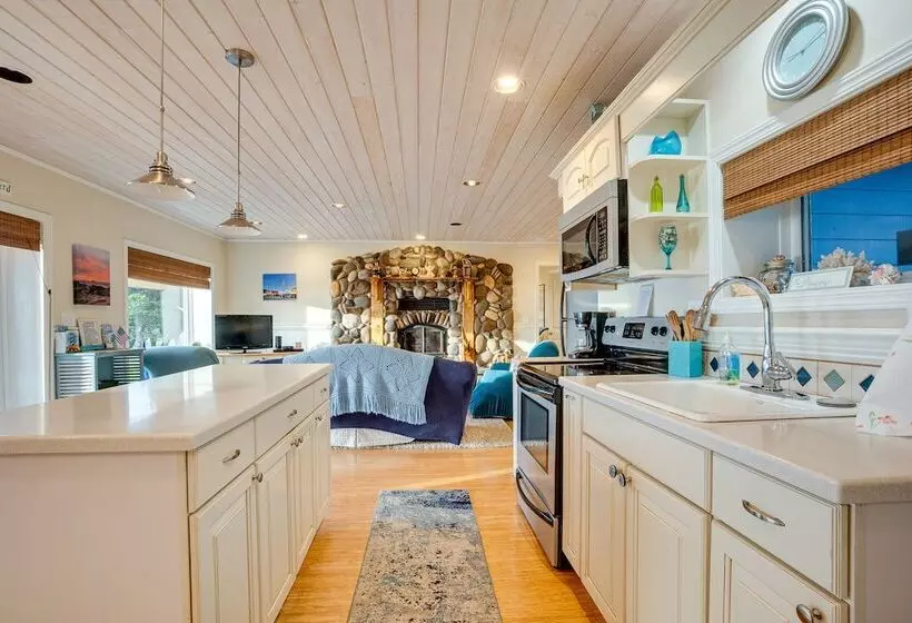 The Lighthouse: 3 Acre Port Orford Oceanfront Home