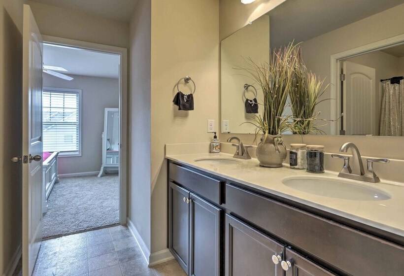 Elegant Home ~ 20 Mi To Downtown Atlanta: Pets Ok!