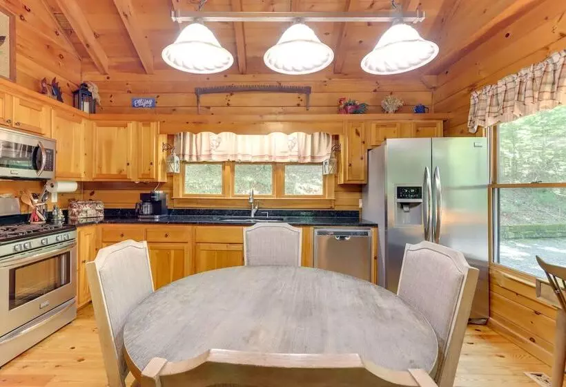 Ellijay Cabin W/ Deck And Hot Tub!