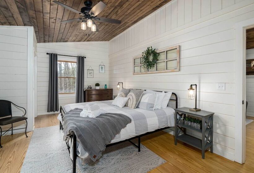 Ellijay Escape W/ Game Room, Hot Tub & Fire Pit