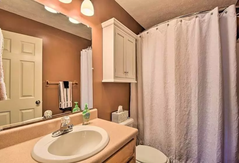 Family Friendly Cabin ~ 1 Mile To Hike & Swim!