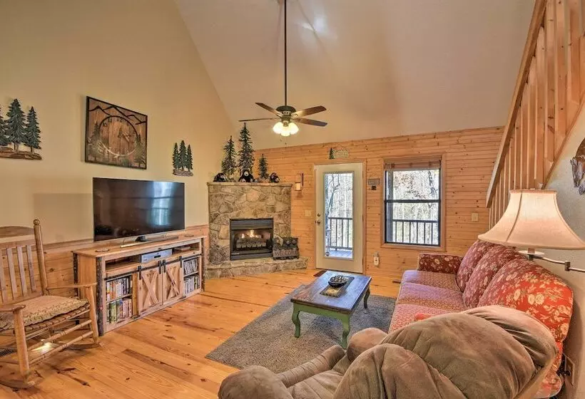 Family Friendly Cabin ~ 1 Mile To Hike & Swim!