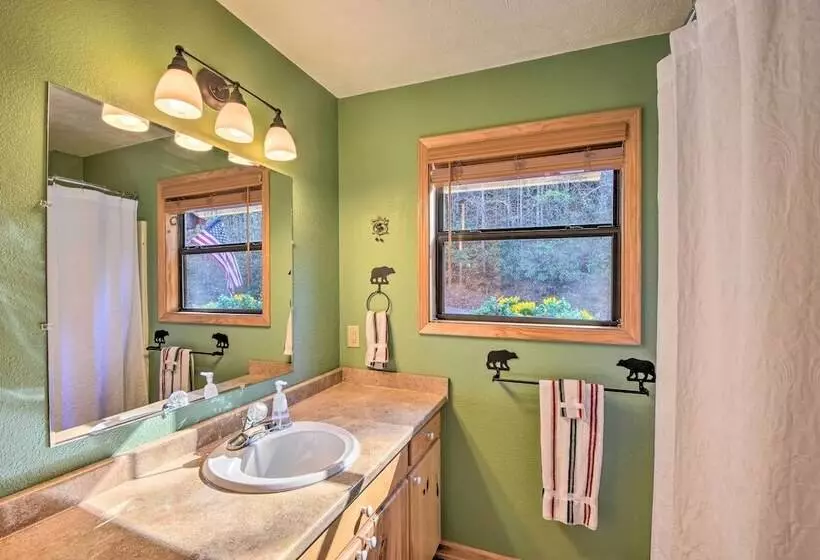 Family Friendly Cabin ~ 1 Mile To Hike & Swim!