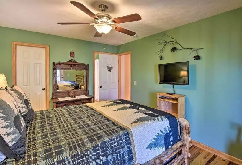 Family Friendly Cabin ~ 1 Mile To Hike & Swim!