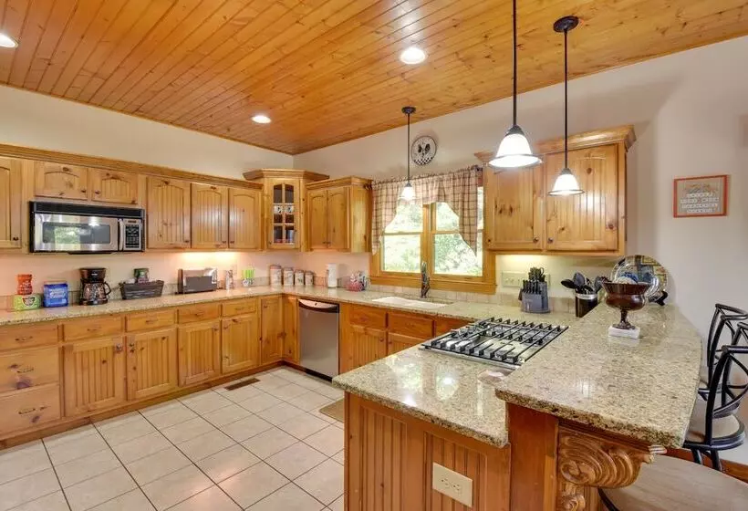 Grand Ellijay Cabin W/ Mountain Views & Pool Table