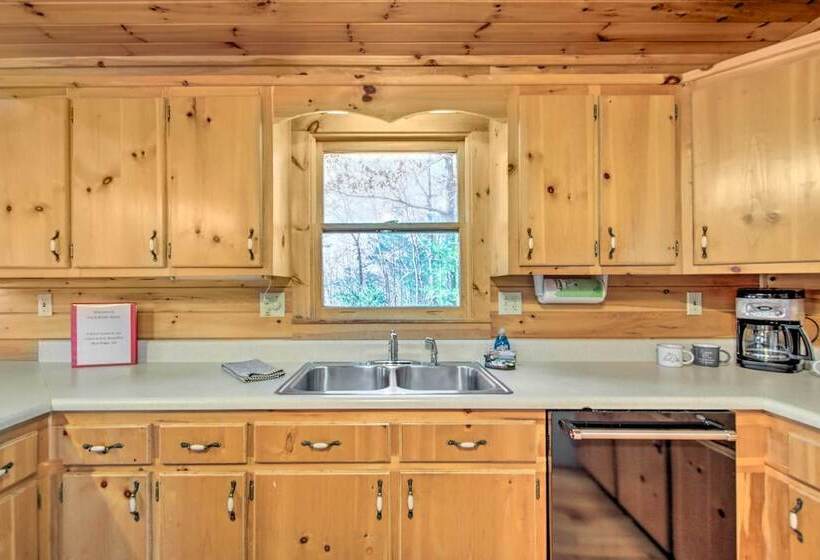 Idyllic Blue Ridge Cabin W/ Mountain Views!