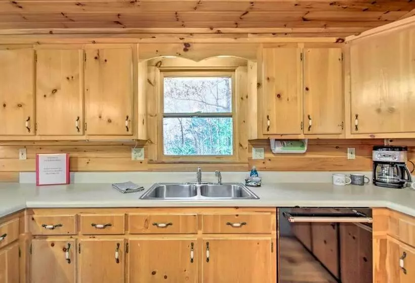 Idyllic Blue Ridge Cabin W/ Mountain Views!