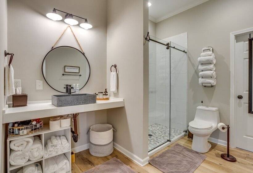 Lakefront Georgia Abode W/ Dock & Screened Patio!