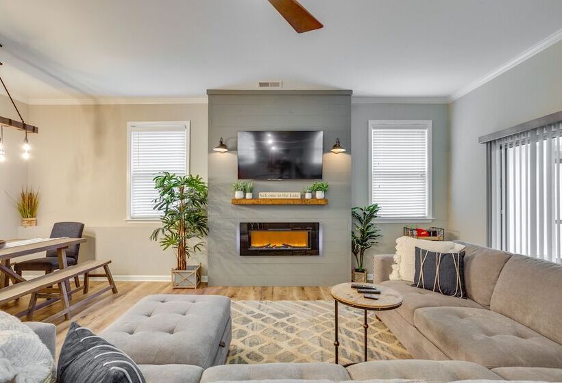 Lakefront Georgia Abode W/ Dock & Screened Patio!