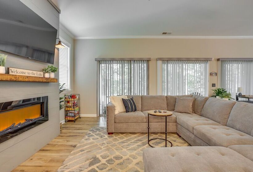 Lakefront Georgia Abode W/ Dock & Screened Patio!