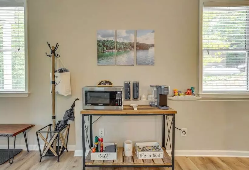 Lakefront Georgia Abode W/ Dock & Screened Patio!