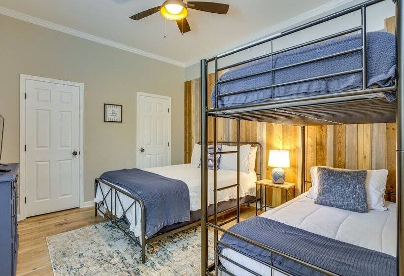 Lakefront Georgia Abode W/ Dock & Screened Patio!