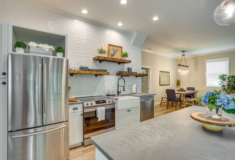 Lakefront Georgia Abode W/ Dock & Screened Patio!