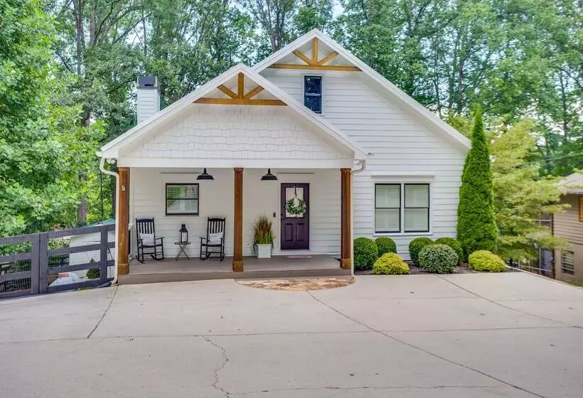 Lakefront Georgia Abode W/ Dock & Screened Patio!
