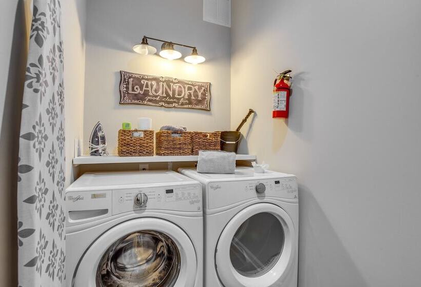 Lakefront Georgia Abode W/ Dock & Screened Patio!