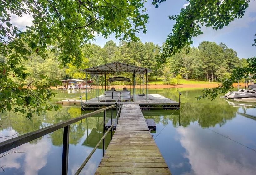 Lakefront Georgia Abode W/ Dock & Screened Patio!