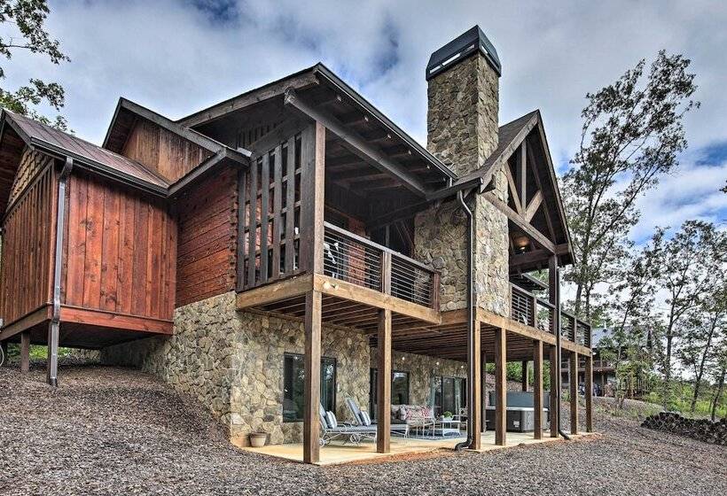 Luxury Mineral Bluff Cabin W/ Views & Hot Tub!