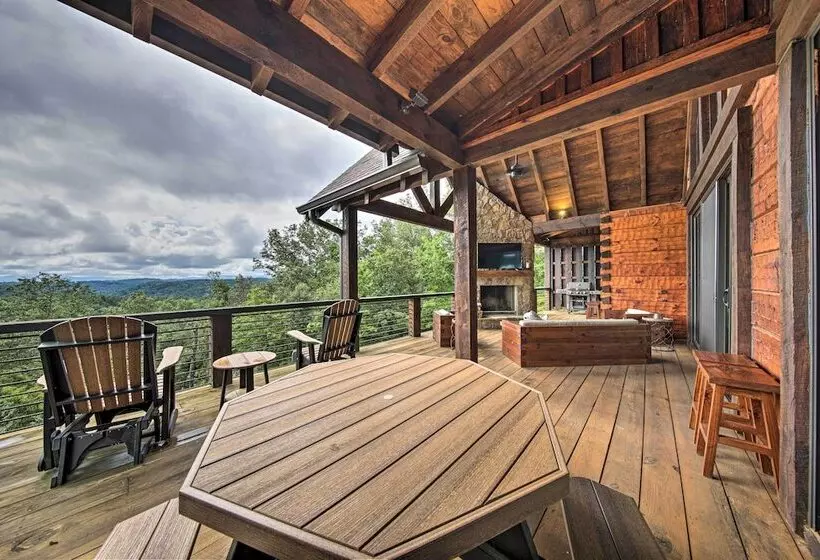 Luxury Mineral Bluff Cabin W/ Views & Hot Tub!