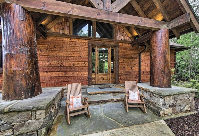 Luxury Mineral Bluff Cabin W/ Views & Hot Tub!