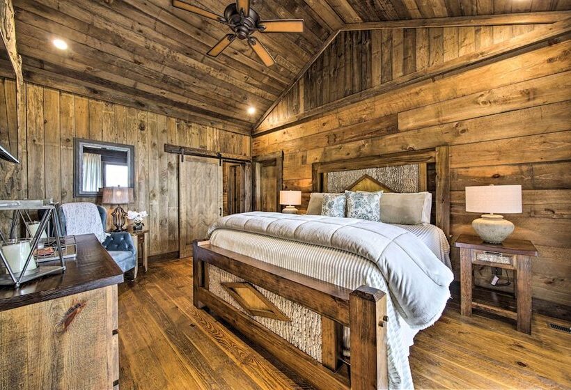 Luxury Mineral Bluff Cabin W/ Views & Hot Tub!