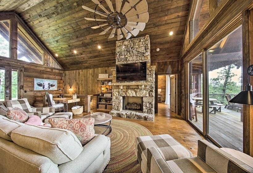 Luxury Mineral Bluff Cabin W/ Views & Hot Tub!