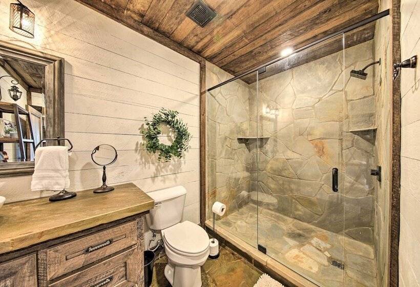 Luxury Mineral Bluff Cabin W/ Views & Hot Tub!