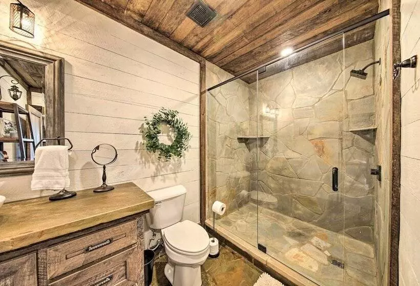Luxury Mineral Bluff Cabin W/ Views & Hot Tub!