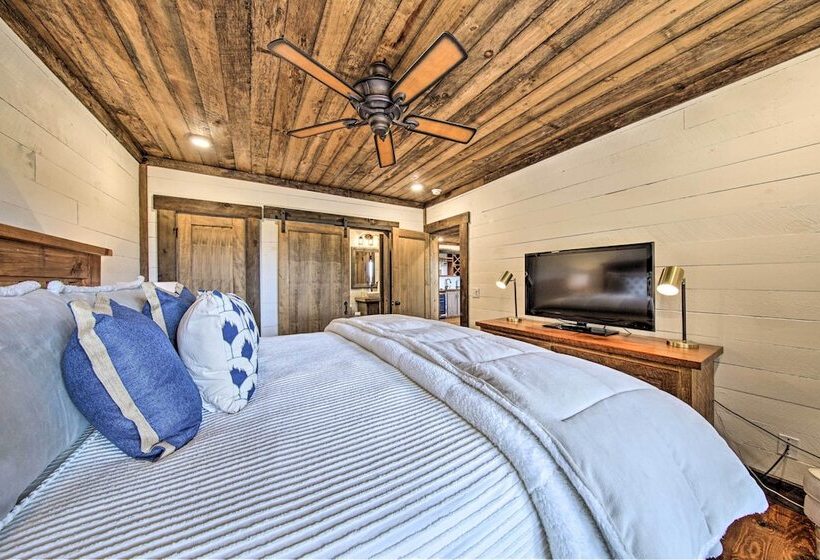 Luxury Mineral Bluff Cabin W/ Views & Hot Tub!