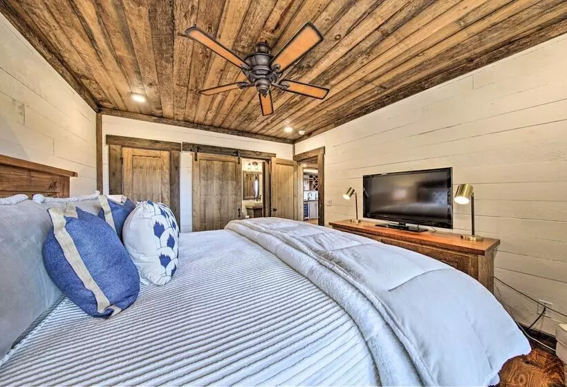 Luxury Mineral Bluff Cabin W/ Views & Hot Tub!