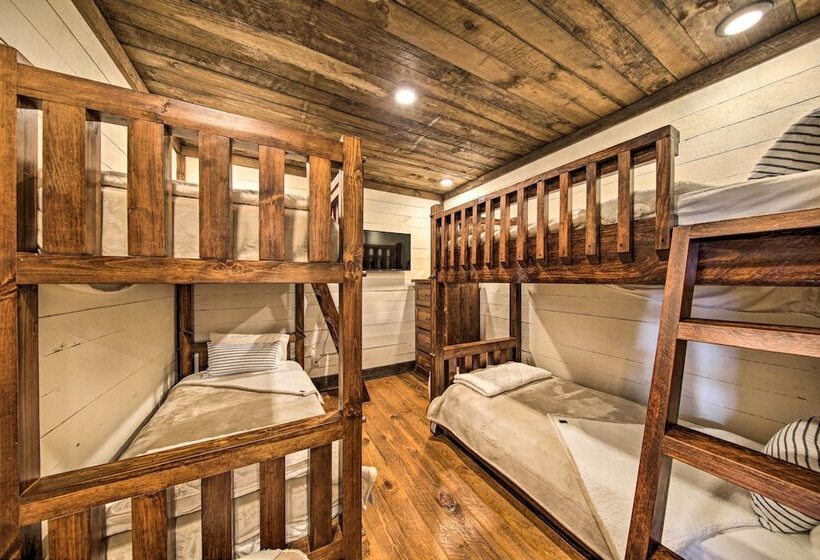 Luxury Mineral Bluff Cabin W/ Views & Hot Tub!