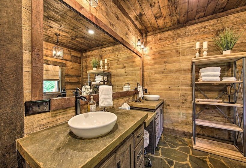 Luxury Mineral Bluff Cabin W/ Views & Hot Tub!