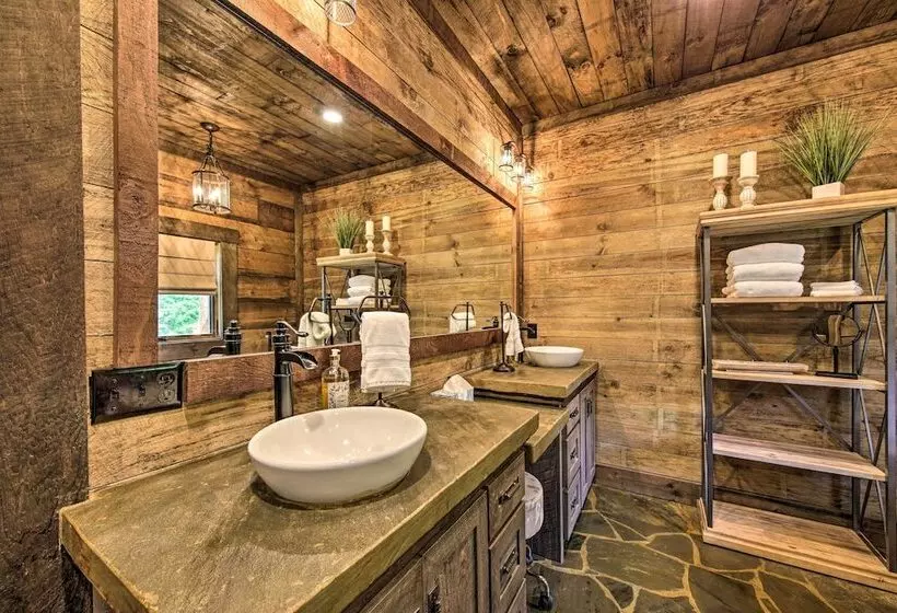 Luxury Mineral Bluff Cabin W/ Views & Hot Tub!
