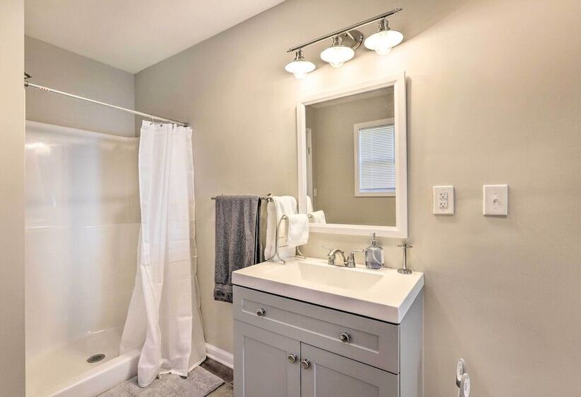 Modern Carrollton Home W/ Deck Pets Welcome