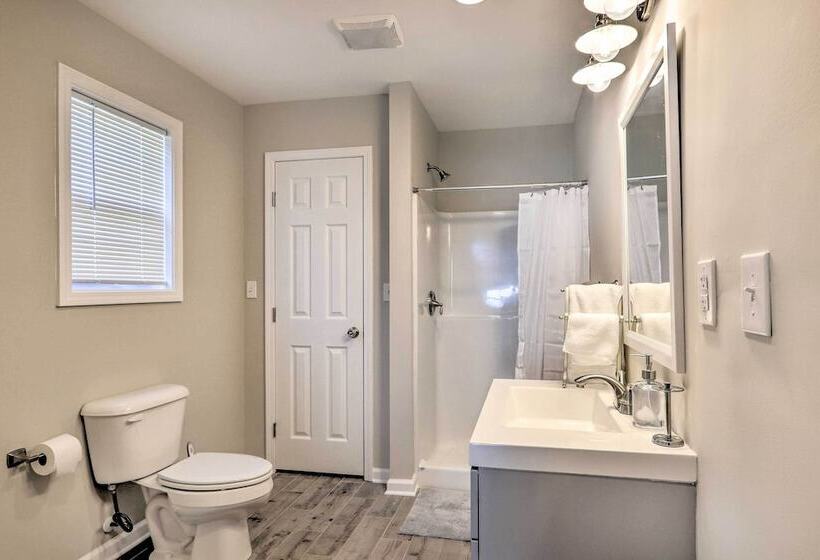 Modern Carrollton Home W/ Deck Pets Welcome