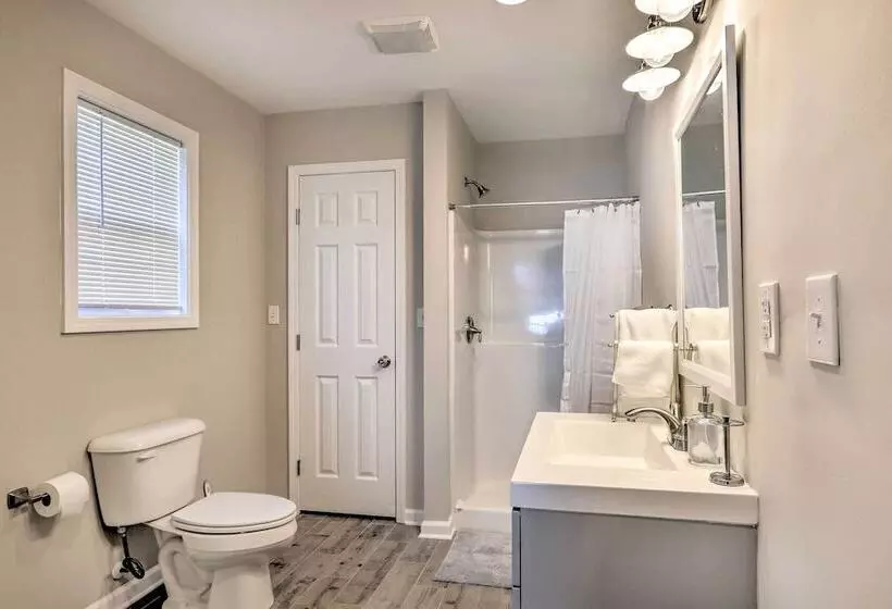 Modern Carrollton Home W/ Deck Pets Welcome