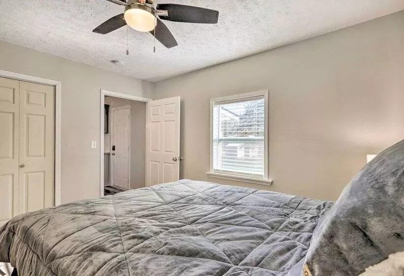 Modern Carrollton Home W/ Deck Pets Welcome