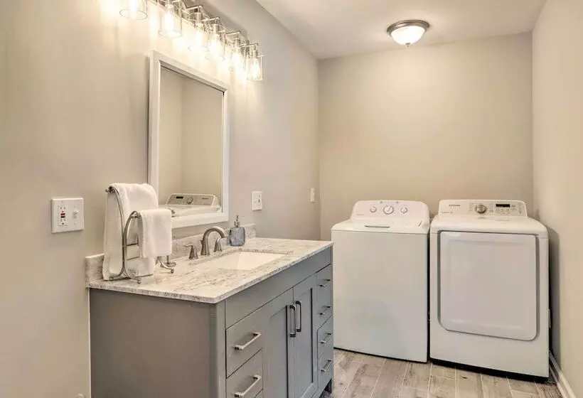 Modern Carrollton Home W/ Deck Pets Welcome