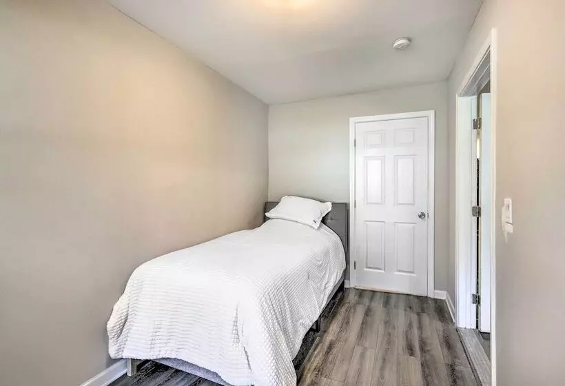 Modern Carrollton Home W/ Deck Pets Welcome