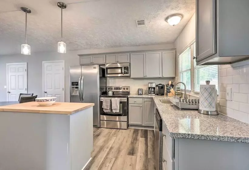Modern Carrollton Home W/ Deck Pets Welcome