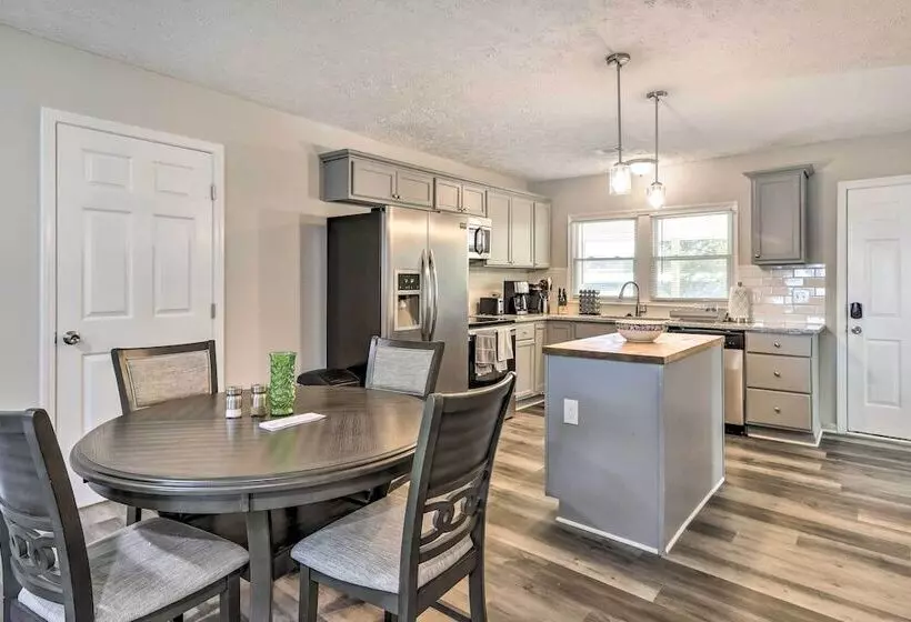 Modern Carrollton Home W/ Deck Pets Welcome