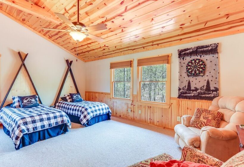 North Georgia Cabin: Hot Tub, Resort Access!