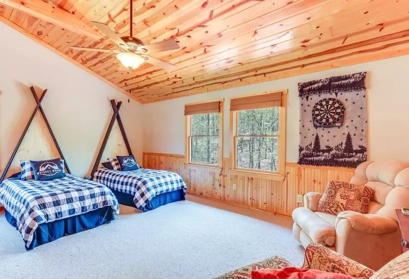North Georgia Cabin: Hot Tub, Resort Access!