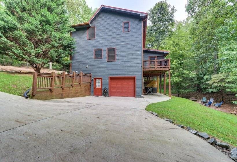 North Georgia Cabin: Hot Tub, Resort Access!