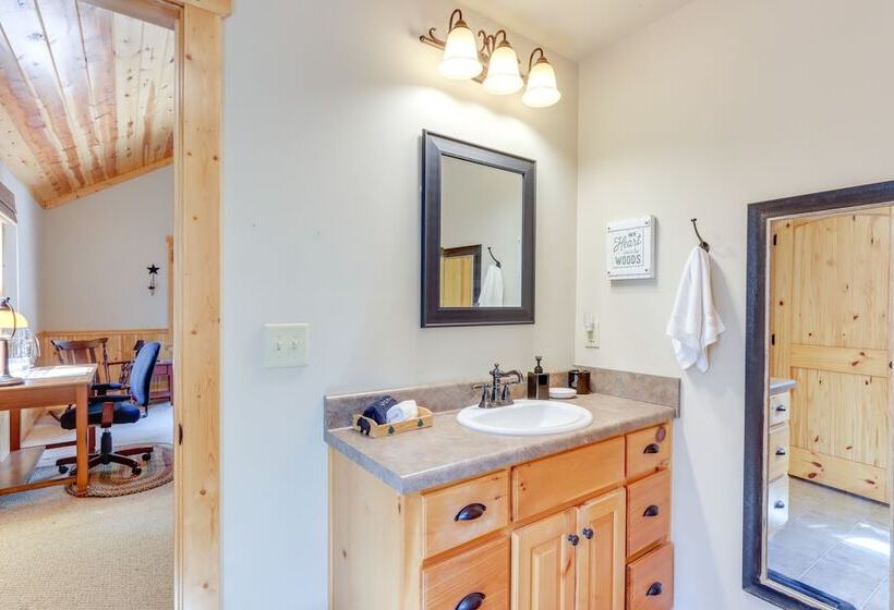 North Georgia Cabin: Hot Tub, Resort Access!