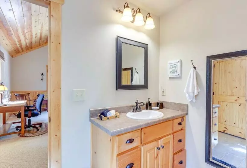 North Georgia Cabin: Hot Tub, Resort Access!