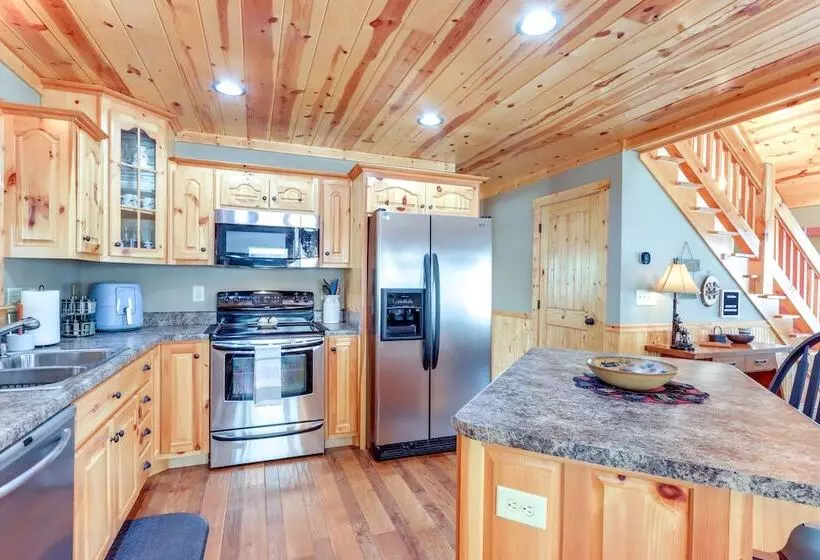 North Georgia Cabin: Hot Tub, Resort Access!